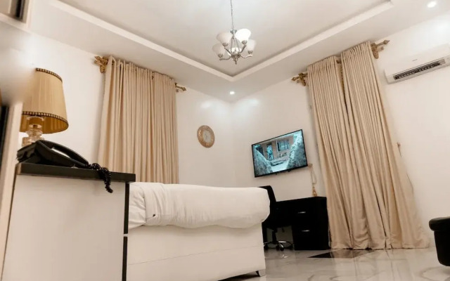 PoshLux Executive Hotel