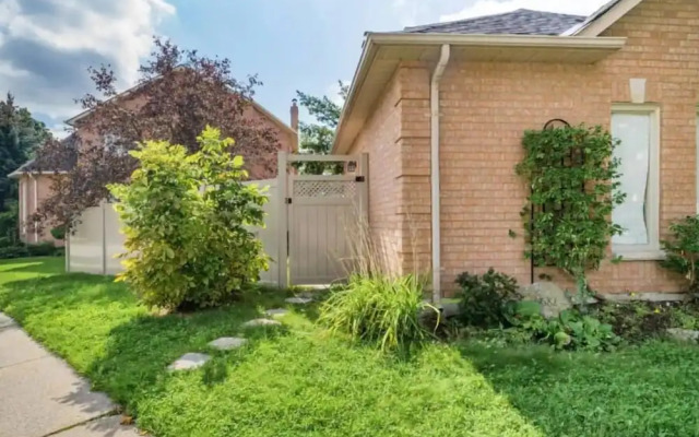 Mississauga Manor - Meadowvale