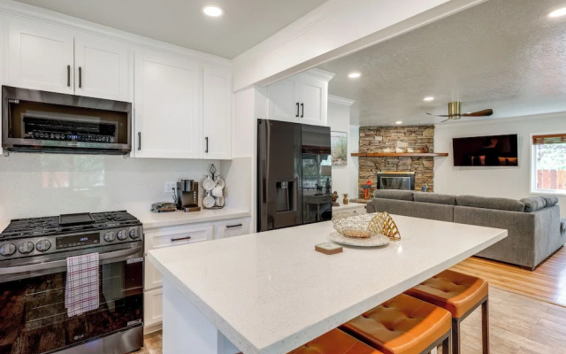 Near Slopes & Shores: Pet-friendly Sugarloaf Gem