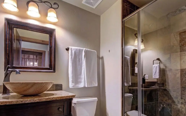 Lofty Fox Villa by RedAwning