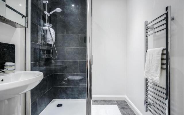 REAL - Queens Apartments F1