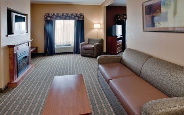 Holiday Inn Express & Suites Suffolk