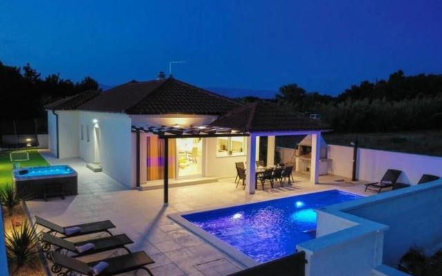Luxury Villa Sabun with Pool & Hot Tub