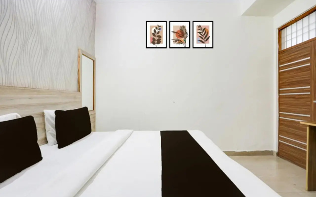 OYO 16721 Divine Hotel
