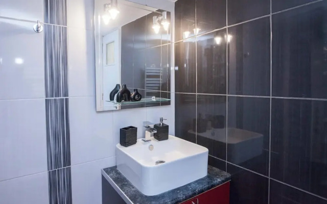 Stylish Renovated 2 Bd Apt in Exarcheia
