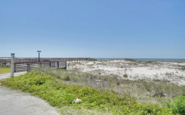 Gulf Highlands Getaway w/ 6 Pools & Beach Access
