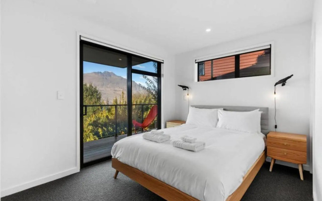 Lake and Mountain View 2 Bedroom House