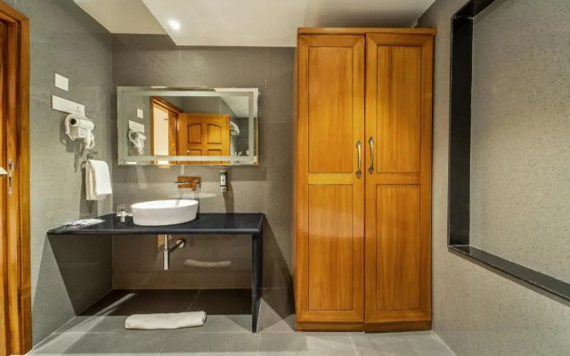 Shyama Sarovar Portico