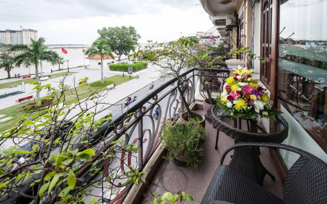 Red Hibiscus Hotel