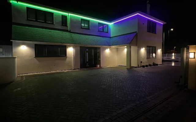 Stylish 6-bed Retreat With Parking and Jacuzzi