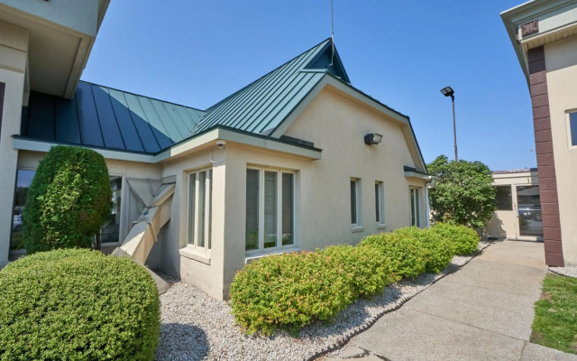 Riverview Inn & Suites