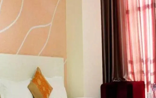 St. Lena Hotel (Shenzhen Qinghu Metro Station)