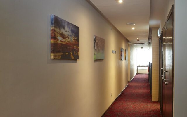 Hotel Six Seasons
