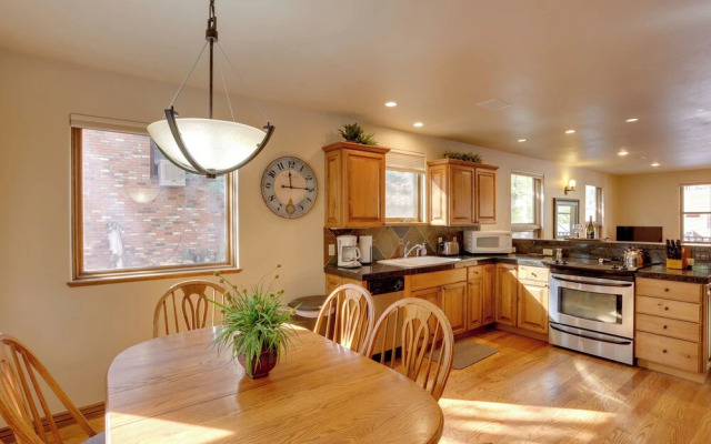 Patio & Mountain Views: Central Ouray Getaway!