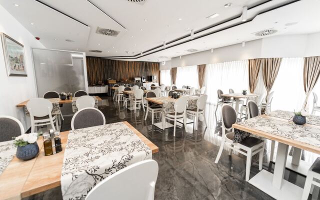 Santiny Hotel & Restaurant