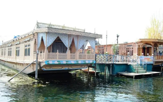 Howrah Houseboats in Srinagar