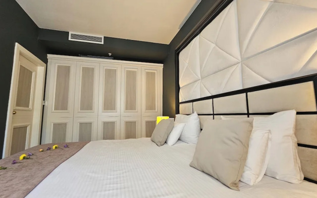 Royalis Suites