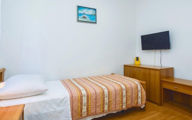 Beautiful Home in Lokva Rogoznica With Wifi and 2 Bedrooms