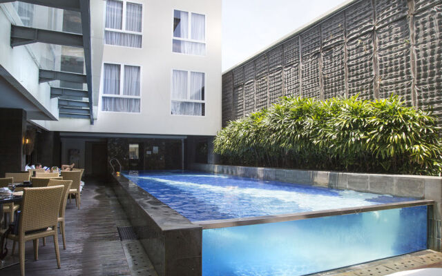 ZenRooms Kuta Jerman Beach