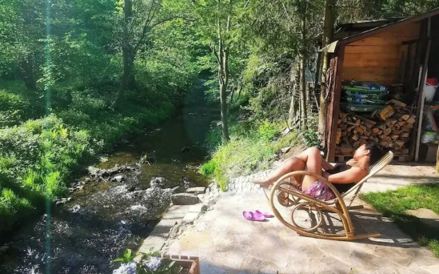 Sunny Wooden House on Creek, 30 Minutes Prague