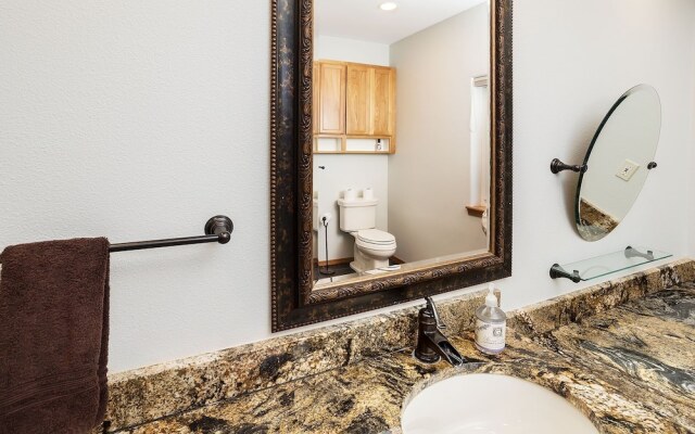 Riffle River Lodge 3 Bedroom Home by NW Comfy Cabins by RedAwning