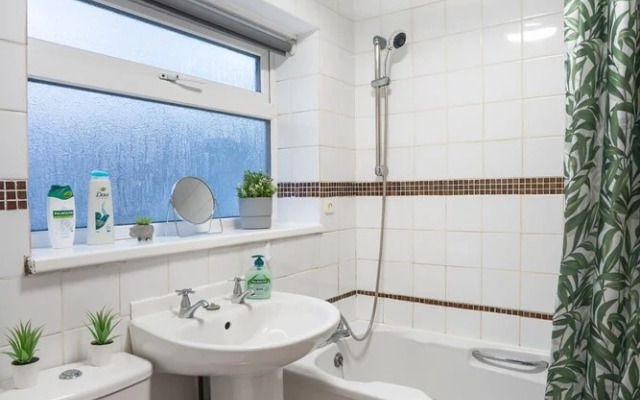 3 Bed-free Parking-close to City