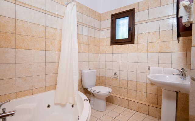 Superior 2-brm Villa, Ideal Locale,300m From Beach