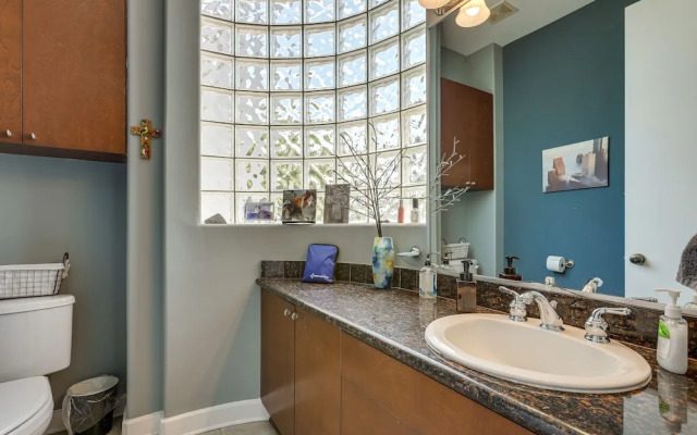 Houston Retreat With Fireplace & Balcony!