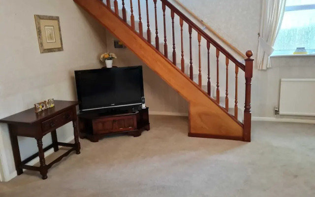 Immaculate 3-bed House With Free Parking in Bolton