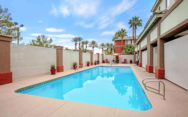 La Quinta Inn & Suites by Wyndham Las Vegas Red Rock