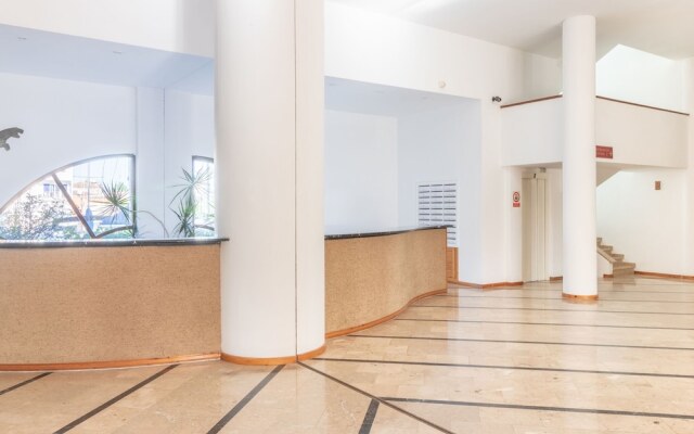 Modern Furnished Apartment Near Shops and Restaurants