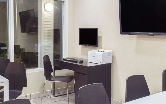 Super 8 By Wyndham Madison East