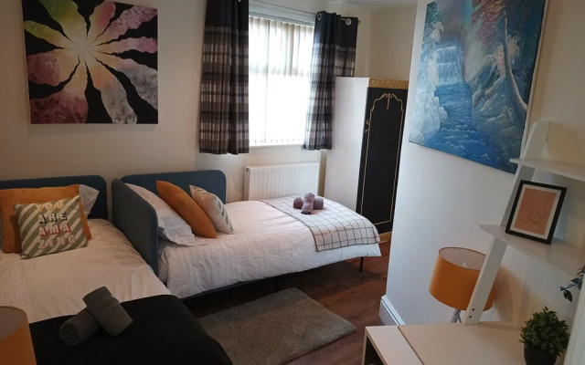 Roman Bank Flat With Spa Bath and Mermaids Teepee