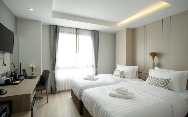 The Riski Hotel at Bangphlat Station