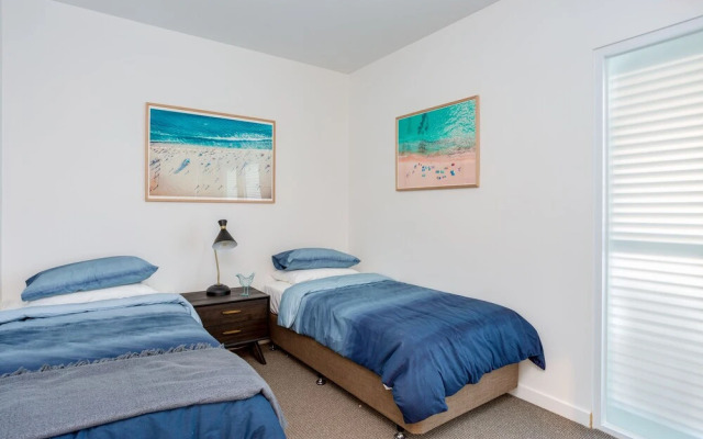 Blue Waters on the Beach: absolute beachfront, views