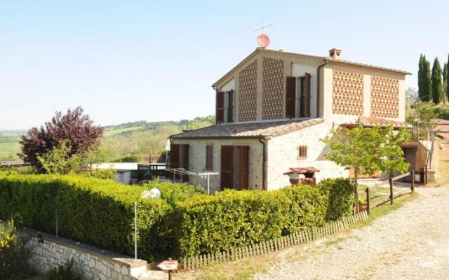 Refreshing Holiday Home in Casole D'elsa With Swimming Pool