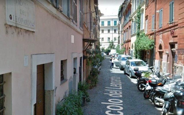 Luxury Art Apt With Terrace in Trastevere, Serviced by Hostmaker
