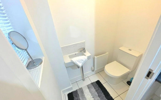Beautiful 3-bed Apartment With Driveway Parking