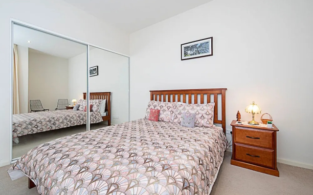 Spacious 1-Bedroom Apartment With Parking – Guest Rooms – Canberra
