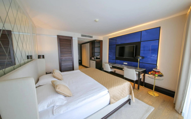 Charisma De Luxe Hotel