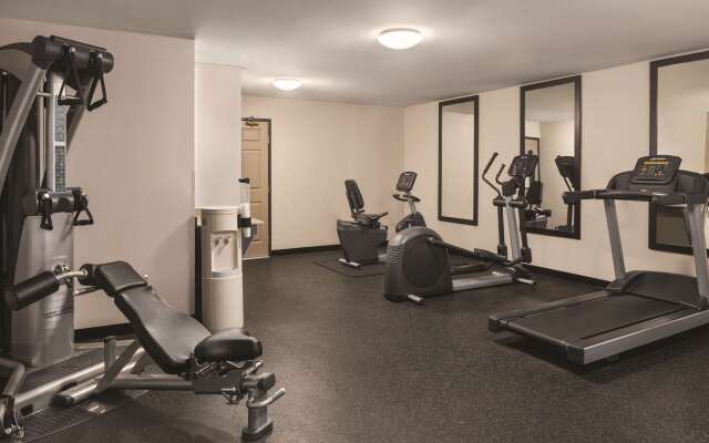 Country Inn & Suites by Radisson, Dubuque, IA