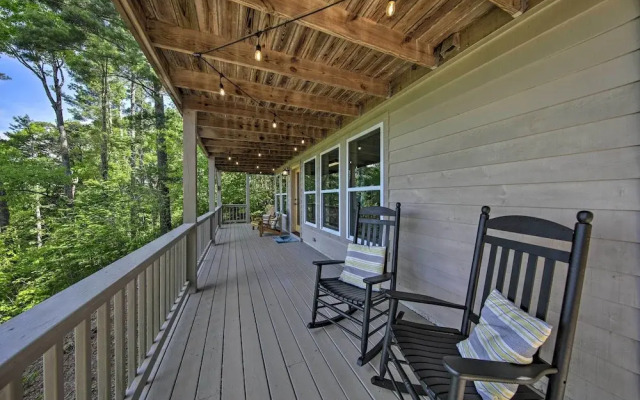 Treetop Hideout w/ Long-range Mountain Views!