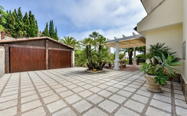 4bed Villa Sleeps 8- Pool, Garden, Bbq, Near Beach