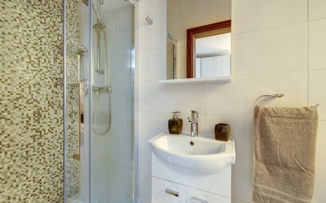 Stylish, Bright and Airy Apart in Central Bugibba