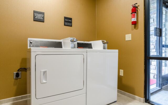 Flag Point Inn & Suites Pratt by FairBridge