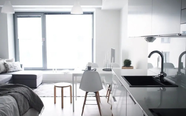 2ndhomes Central Tower Apt near Train St