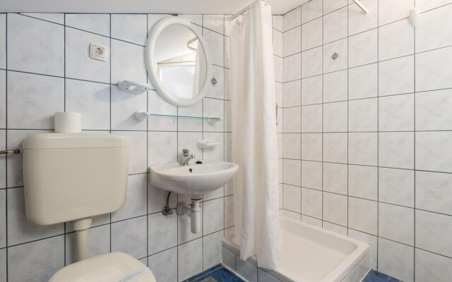 Beautiful Apartment in Lopar With 3 Bedrooms and Wifi