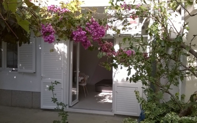 Apartment Tom - 500 m from sea: A1 Omis, Riviera Omis