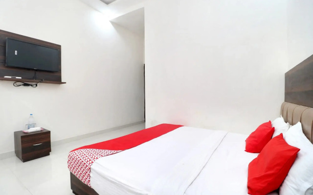 OYO 16379 Hotel LivInn Hub