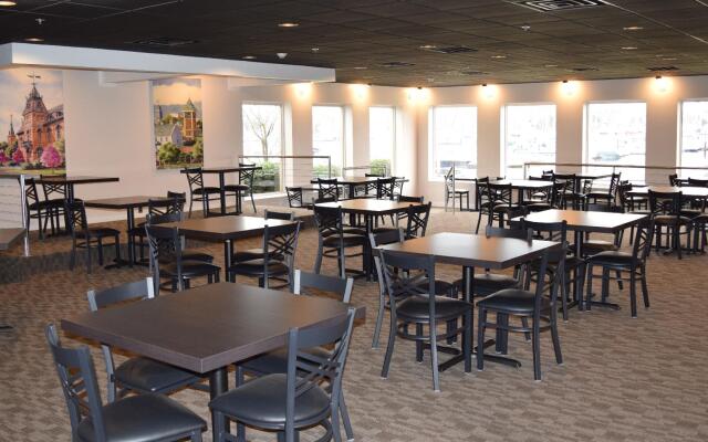 BridgePointe Hotel & Marina